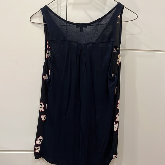 Sleeveless Floral Blouse - Picture 4 of 4